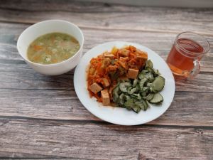 Zdjęcie przedstawia Dietę łatwostrawną:  Zupa brokułowa z ryżem Gulasz warzywny z tofu Cukinia gotowana Kompot owocowy z jabłkami Ziemniaki młode z koperkiem gotowane 